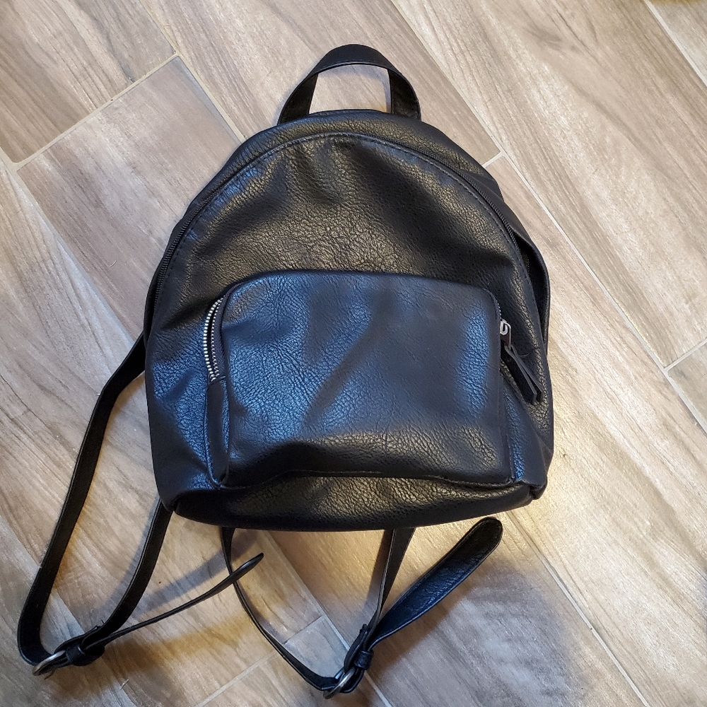 Universal thread mini backpack